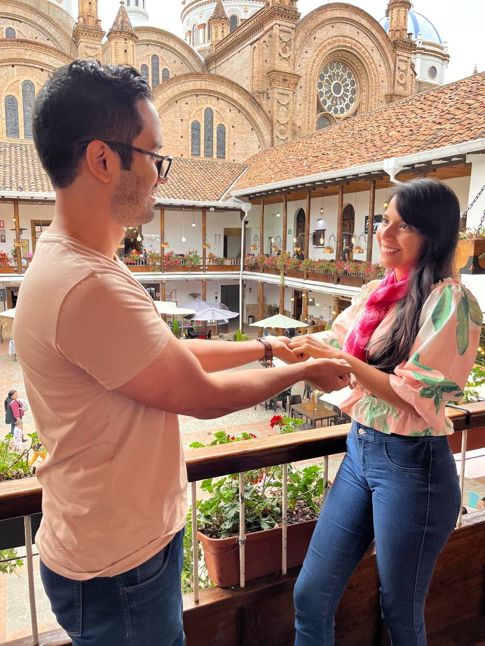 Andrea e Iván tomados de las manos en un balcón de Cuenca