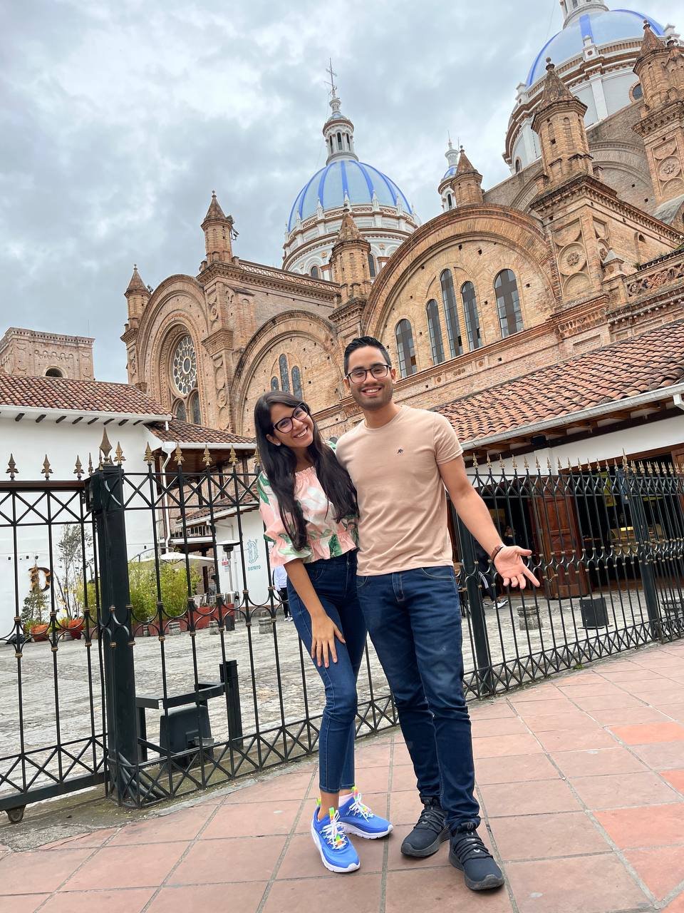 Andrea e Iván sonriendo frente a la Catedral de Cuenca